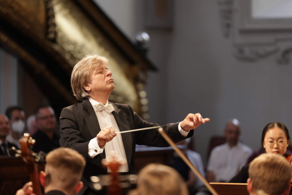 Harald Strauss-Orlovsky dirigiert das Jugendorchester der Europäischen Wochen Passau.